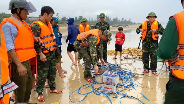 Nổ súng, truy đuổi 2 tàu cá đánh bắt trái phép trên vùng biển Hà Tĩnh - Ảnh 2