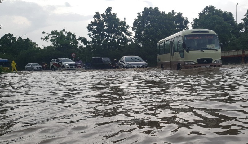 [Ảnh] Đường gom Đại lộ Thăng Long ngập nặng sau mưa lớn, ô tô "rẽ sóng" trên đường - Ảnh 3