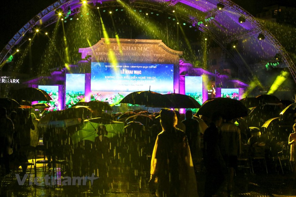 Người dân Thủ đô đội mưa dự khai mạc phố đi bộ Trịnh Công Sơn - Ảnh 8