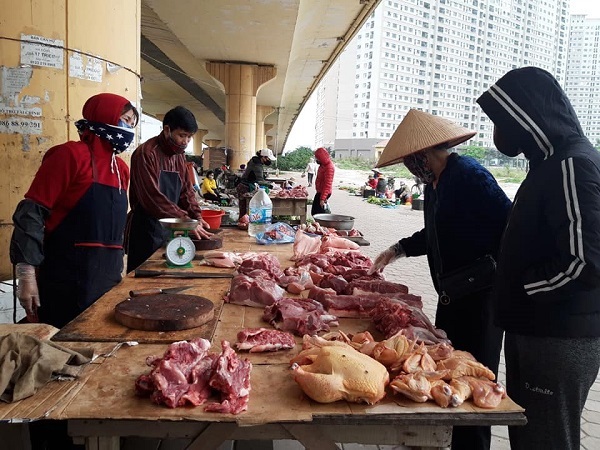 Giá thịt lợn vẫn neo ở mức cao trong ngày đầu doanh nghiệp cam kết hạ giá - Ảnh 3