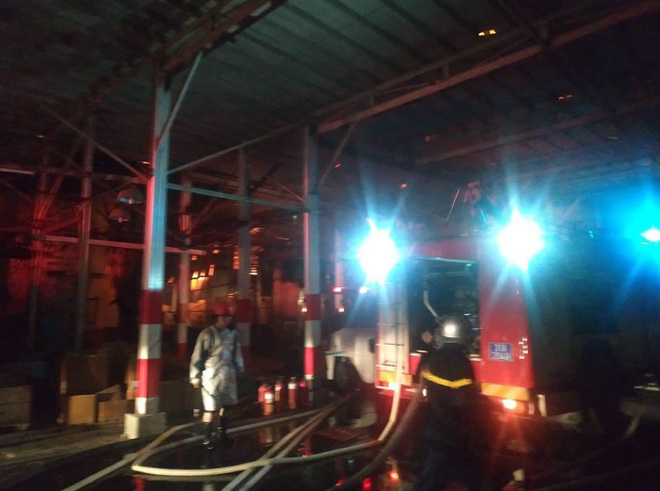 [Ảnh] Thâu đêm dập tắt đám cháy tại Công ty Bóng đèn phích nước Rạng Đông - Ảnh 5