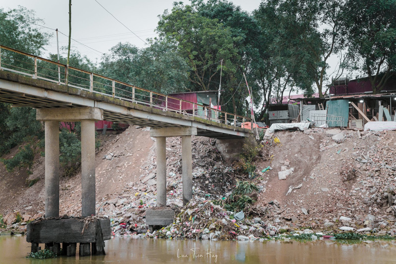 Sinh viên và người dân dọn 30 tấn rác tự phát tại chân cầu Xuân Lai - Ảnh 1