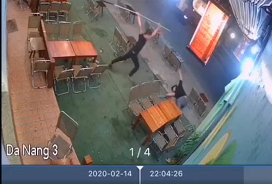 Một thanh niên bị chém gục tại quán cà phê ở Đà Nẵng - Ảnh 1