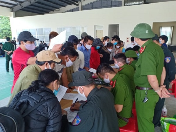 Hà Tĩnh: Gần 400 công dân trở về gia đình sau 21 ngày cách ly tập trung - Ảnh 1