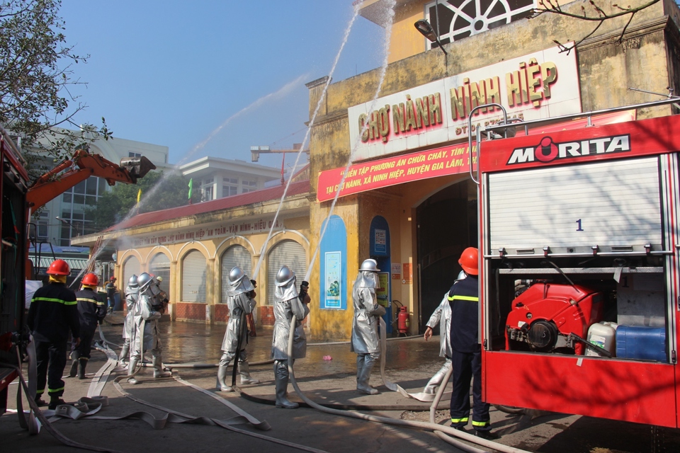 “Cháy” chợ Nành ở Ninh Hiệp, lính cứu hỏa giải cứu nhiều người mắc kẹt - Ảnh 6