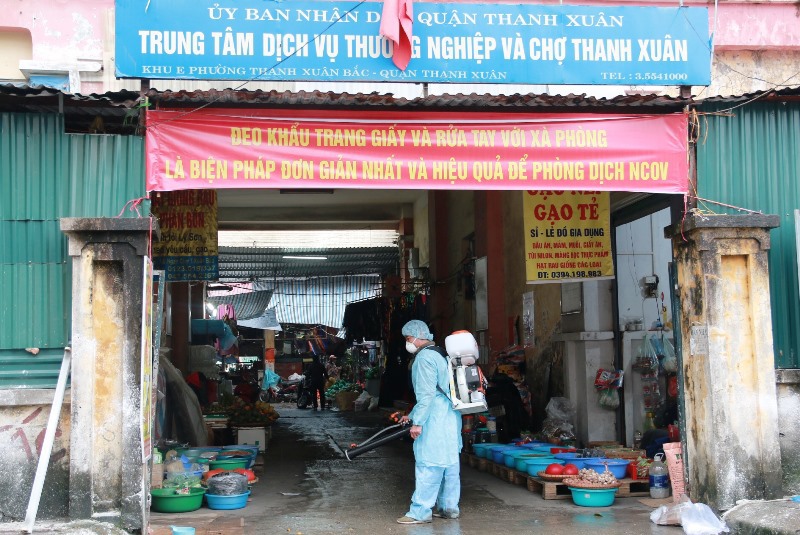Chùm ảnh: Quận Thanh Xuân phun hóa chất khử khuẩn phòng dịch nCoV - Ảnh 1