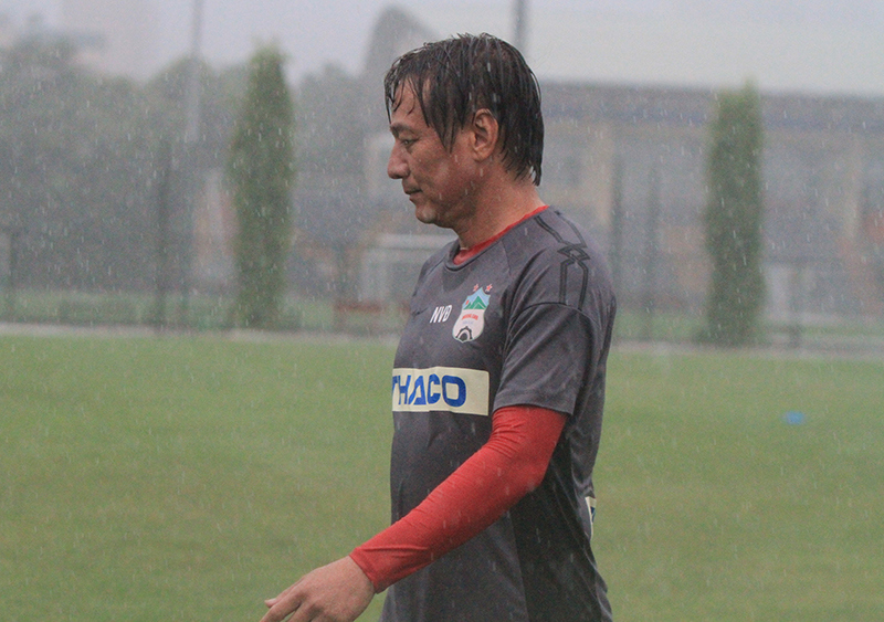 "Đội mưa" tập luyện, HAGL quyết tâm tìm lại mạch chiến thắng trước Hà Nội FC - Ảnh 10