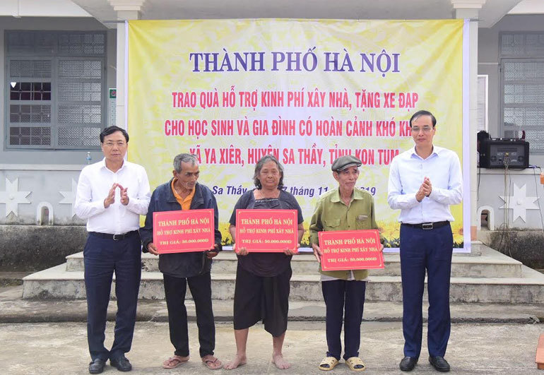 Đoàn công tác thành phố Hà Nội thăm, tặng quà tại tỉnh Gia Lai, Kon Tum - Ảnh 2