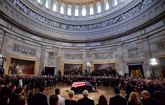 Những hình ảnh trong lễ truy điệu trang trọng Thượng nghị sĩ John McCain tại Điện Capitol - Ảnh 3