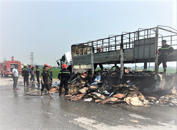 Nghệ An: Xe tải chở bìa các tông bốc cháy trên quốc lộ 7 - Ảnh 1