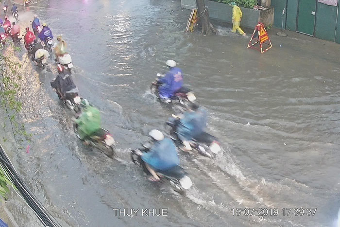 Hà Nội: Mưa lớn gây ngập, ùn tắc trên một số tuyến phố đúng giờ tan tầm - Ảnh 5