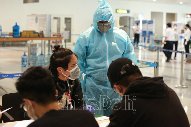 [Ảnh] Cận cảnh quy trình khai báo y tế khi nhập cảnh tại sân bay Nội Bài - Ảnh 9