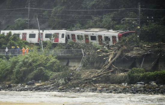 Hình ảnh mưa lũ lịch sử nhấn chìm Nhật Bản, làm hơn 100 người chết và mất tích - Ảnh 7