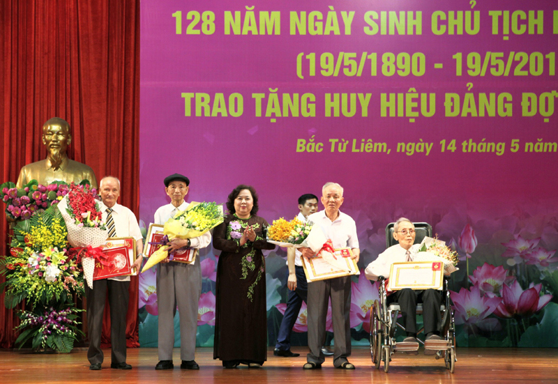 Phó Bí thư Thành ủy Nguyễn Thị Bích Ngọc trao Huy hiệu Đảng tại quận Bắc Từ Liêm - Ảnh 3