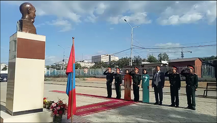 Đại sứ quán Việt Nam tại Mông Cổ viếng Chủ tịch Hồ Chí Minh, tưởng niệm các anh hùng liệt sĩ - Ảnh 1