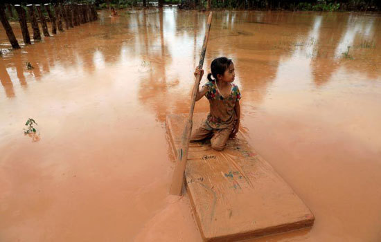 Hình ảnh Atteapeu ngập trong bùn đỏ sau vụ vỡ đập thủy điện tại Lào - Ảnh 5