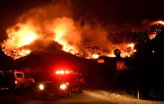 Hình ảnh bão lửa thiêu rụi hàng trăm căn nhà tại California - Ảnh 4