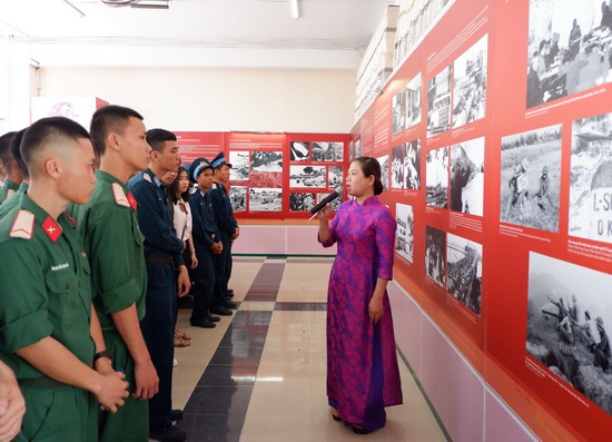 Triển lãm chặng đường 50 năm thực hiện Di chúc của Chủ tịch Hồ Chí Minh - Ảnh 2