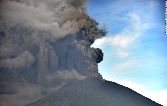 Indonesia nâng cảnh báo núi lửa lên mức cao nhất, đóng cửa sân bay - Ảnh 2