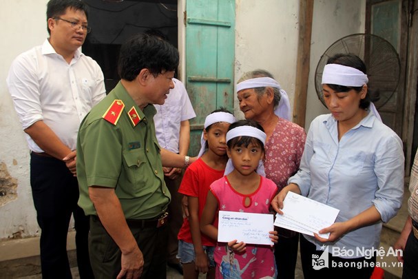 Lãnh đạo các cơ quan báo chí quê Nghệ An thăm hỏi các gia đình thuyền viên mất tích, tử vong - Ảnh 2