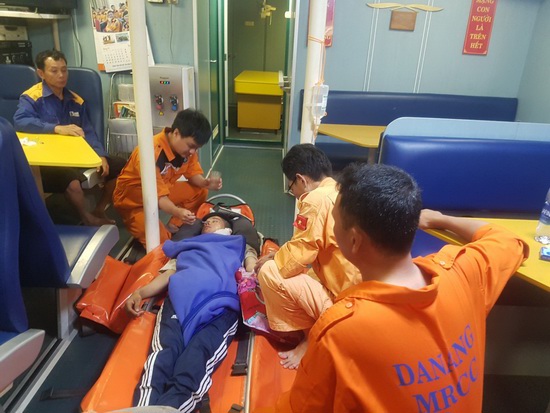 Kịp thời cấp cứu nạn nhân bị thương nặng trên biển - Ảnh 1