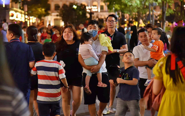 TP Hồ Chí Minh: Người dân xuống đường đón năm mới Canh Tý 2020 - Ảnh 2