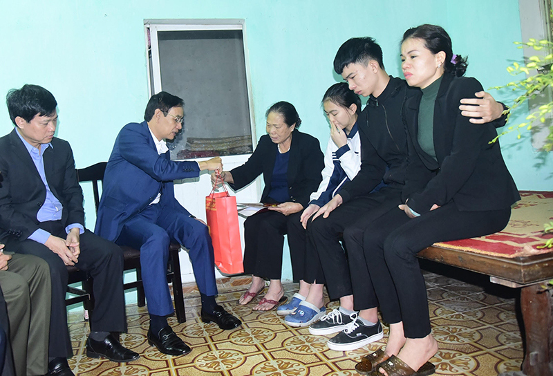 Lãnh đạo TP thăm hỏi, chia buồn với gia đình 3 chiến sỹ hy sinh tại xã Đồng Tâm - Ảnh 1
