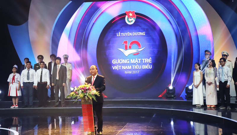 Thủ tướng trao giải thưởng cho 10 Gương mặt trẻ Việt Nam tiêu biểu năm 2017 - Ảnh 1