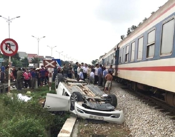 Tai nạn nghiêm trọng giữa tàu hỏa với ô tô, một người tử vong - Ảnh 1