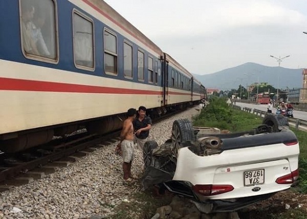 Tai nạn nghiêm trọng giữa tàu hỏa với ô tô, một người tử vong - Ảnh 2