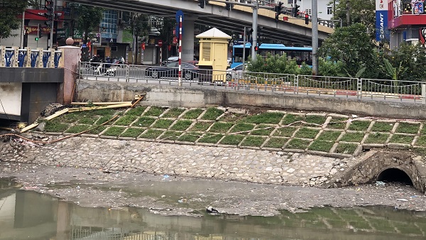 Hà Nội: Một bộ phận người dân vẫn xả rác ra sông Tô Lịch - Ảnh 2