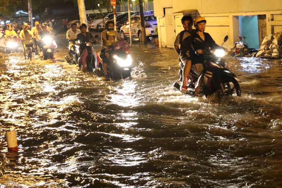 TP Hồ Chí Minh: Triều cường tiếp tục dâng cao, người dân vật vã lội nước về nhà - Ảnh 4