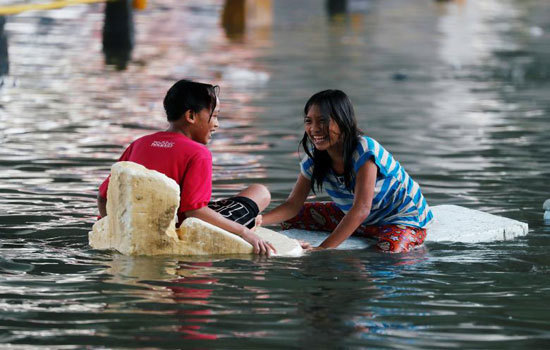 Chùm ảnh bão Sơn Tinh đổ bộ vào Philippines, đường phố tại Manila biến thành sông - Ảnh 3