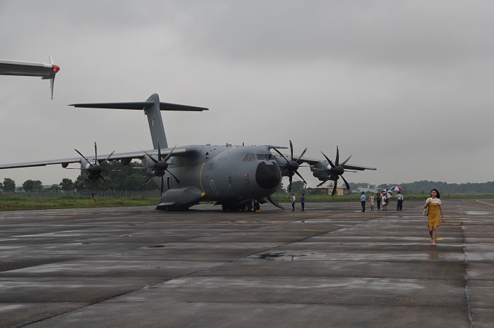Cận cảnh dàn máy bay quân sự Pháp tại sân bay Nội Bài - Ảnh 1