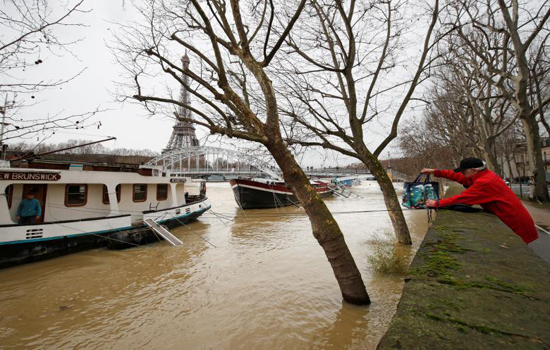 Nước sông Seine dâng cao kỷ lục, nhiều nơi ở Paris chìm trong nước - Ảnh 3