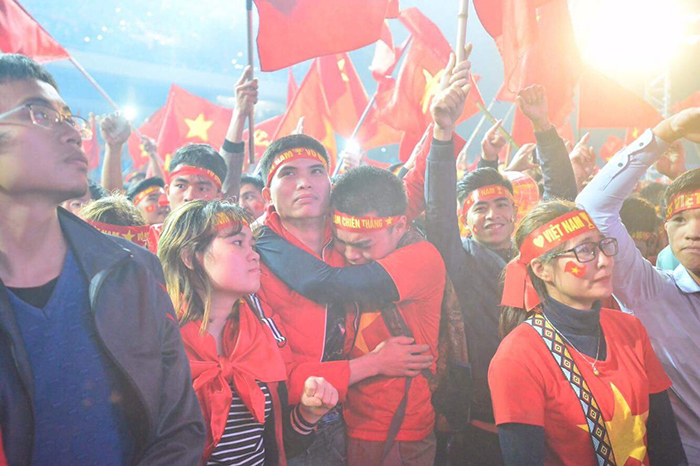 Người hâm mộ bật khóc khi U23 Việt Nam giành ngôi Á quân - Ảnh 6