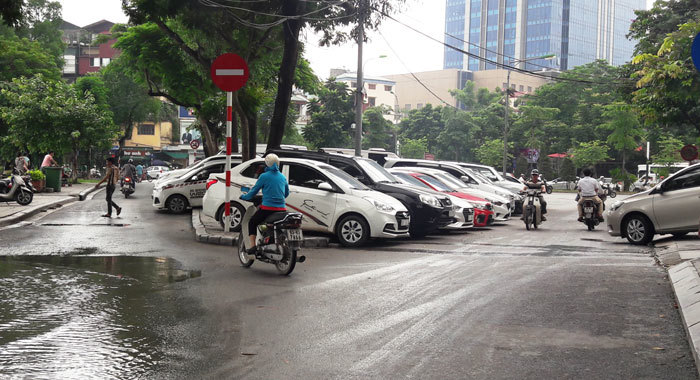 Tháng 8, hạn cuối cho bãi xe không phép trên phố Phạm Huy Thông - Ảnh 1