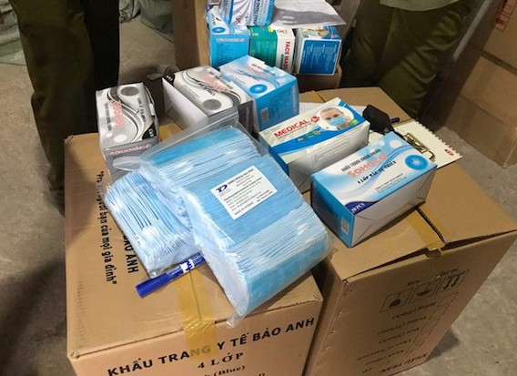 TP Hồ Chí Minh: Tạm giữ gần 1 triệu khẩu trang y tế chuẩn bị xuất lậu ra nước ngoài - Ảnh 2