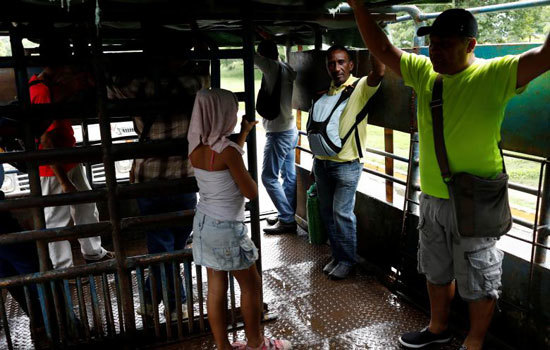 Hình ảnh người dân Venezuela “đu” xe tải đi làm do khủng hoảng giao thông công cộng - Ảnh 4