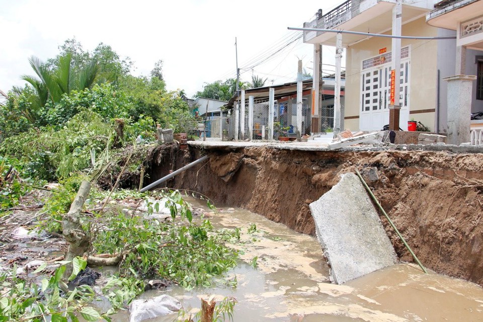 [Photo] Sạt lở nghiêm trọng nhấn chìm nhiều ngôi nhà ở ĐBSCL - Ảnh 3
