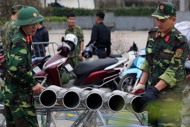 Hà Nội: Bên trong trận địa pháo hoa chuẩn bị khai hỏa, đón giao thừa - Ảnh 1