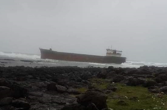 Quảng Ngãi: Tàu hàng chết máy trôi dạt vào bờ - Ảnh 1