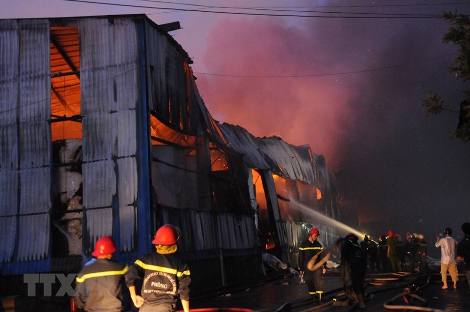 [Photo] Công ty giấy cháy ngùn ngụt trong Khu công nghiệp Vĩnh Lộc - Ảnh 1
