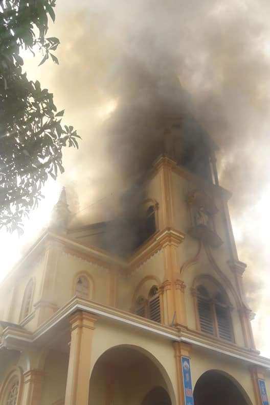 Hà Tĩnh: Cháy lớn tại nhà thờ, nhiều tài sản bị thiêu rụi - Ảnh 1