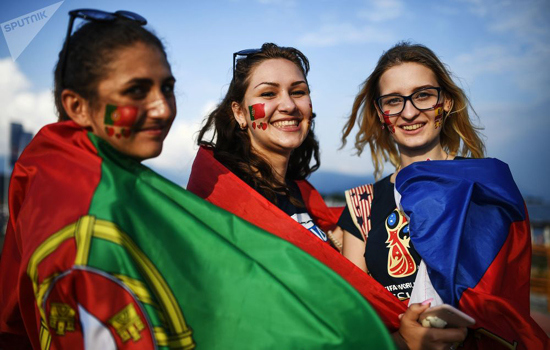 Ngắm "màu cờ, sắc áo" được vẽ trên mặt những nữ CĐV xinh đẹp tại World Cup 2018 - Ảnh 2