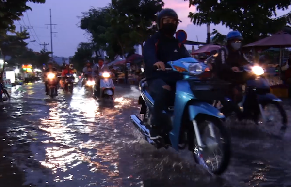 TP Hồ Chí Minh: Người dân lội nước về nhà trong ngày triều cường đạt đỉnh - Ảnh 5