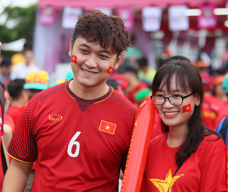 [Ảnh] Người hâm mộ Việt Nam "nhuộm đỏ" sân Thammasat trước giờ bóng lăn - Ảnh 7