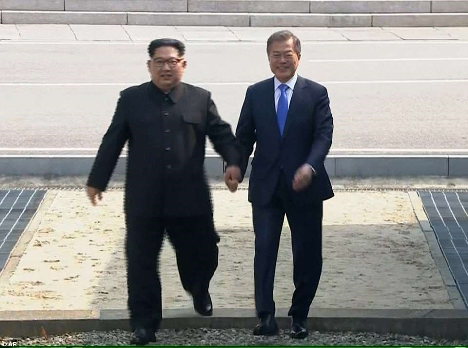 Vì sao Tổng thống Moon Jae-in bất ngờ bước sang lãnh thổ Triều Tiên? - Ảnh 1