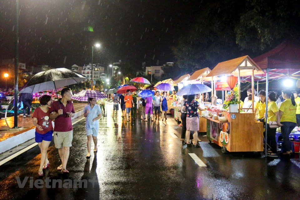 Người dân Thủ đô đội mưa dự khai mạc phố đi bộ Trịnh Công Sơn - Ảnh 13