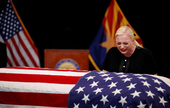 Những hình ảnh xúc động về lễ tang Thượng nghị sĩ John McCain tại bang Arizona - Ảnh 9